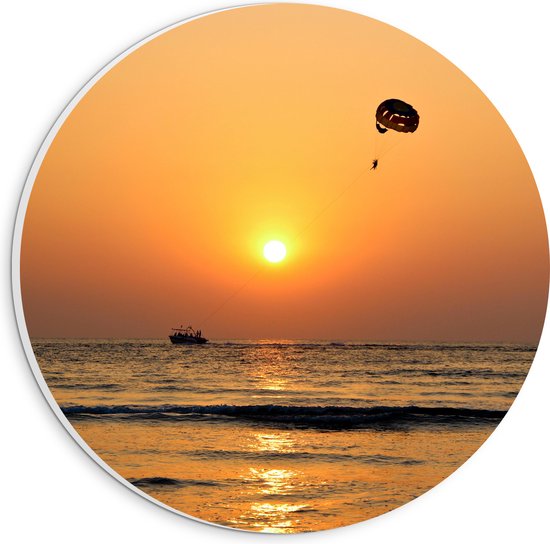 WallClassics - PVC Schuimplaat Muurcirkel - Parasailen bij Zonsondergang Boven de Zee - 20x20 cm Foto op Muurcirkel (met ophangsysteem)