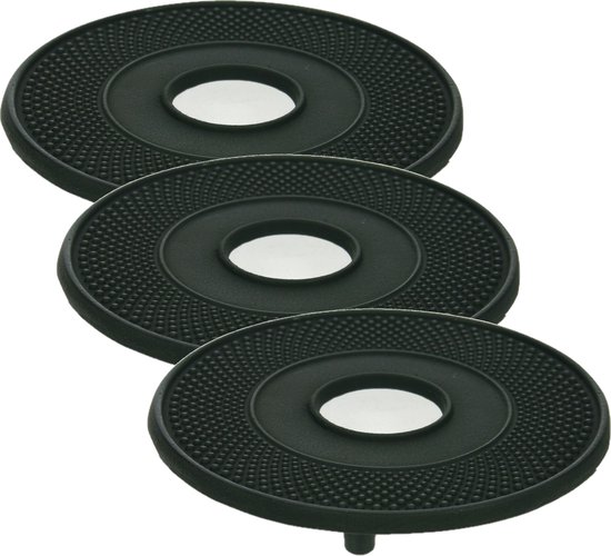 Drie ronde, zwarte gietijzeren onderzetters met een gedetailleerd, puntig patroon rondom een cirkelvormig gat.