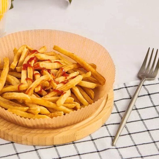 DE Commerce | 100 Stuks AirFryer Bakpapier (20CM) | Heteluchtfriteuse | AirFryer Accessoires | XL & XXL | Geschikt Voor Elke AirFryer | Wegwerpbakjes | Inclusief Siliconen Olie Flesje / Kwastje |