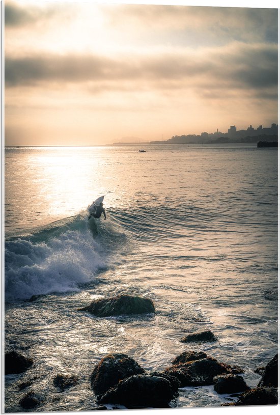 WallClassics - Acrylglas - Surfer op Zee aan de Kust - 60x90 cm Foto op Acrylglas (Met Ophangsysteem)