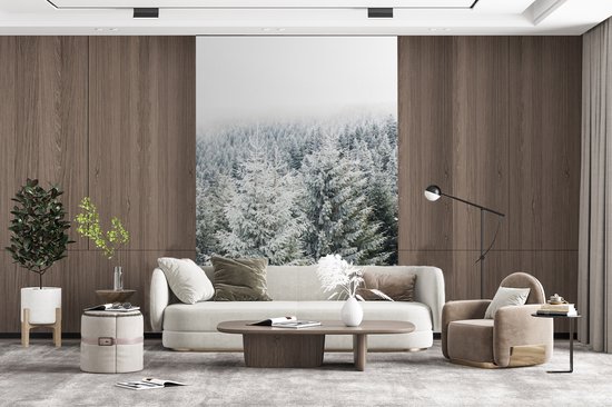 Behang - Fotobehang Bos - Sneeuw - Winter - Seizoenen - Dennenboom - Breedte 170 cm x hoogte 260 cm