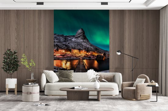Behang - Fotobehang Noorderlicht - IJsland - Sneeuw - Dorp - Groen - Bergen - Breedte 155 cm x hoogte 240 cm