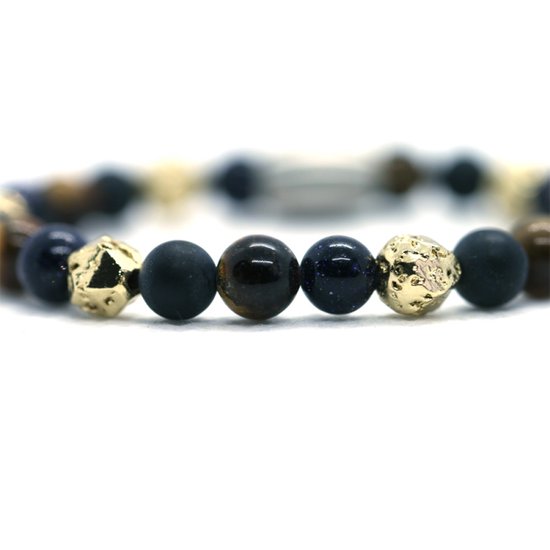 Armband met matte zwarte, tijgeroog en blauwe stenen kralen, afgewisseld met gouden accenten.