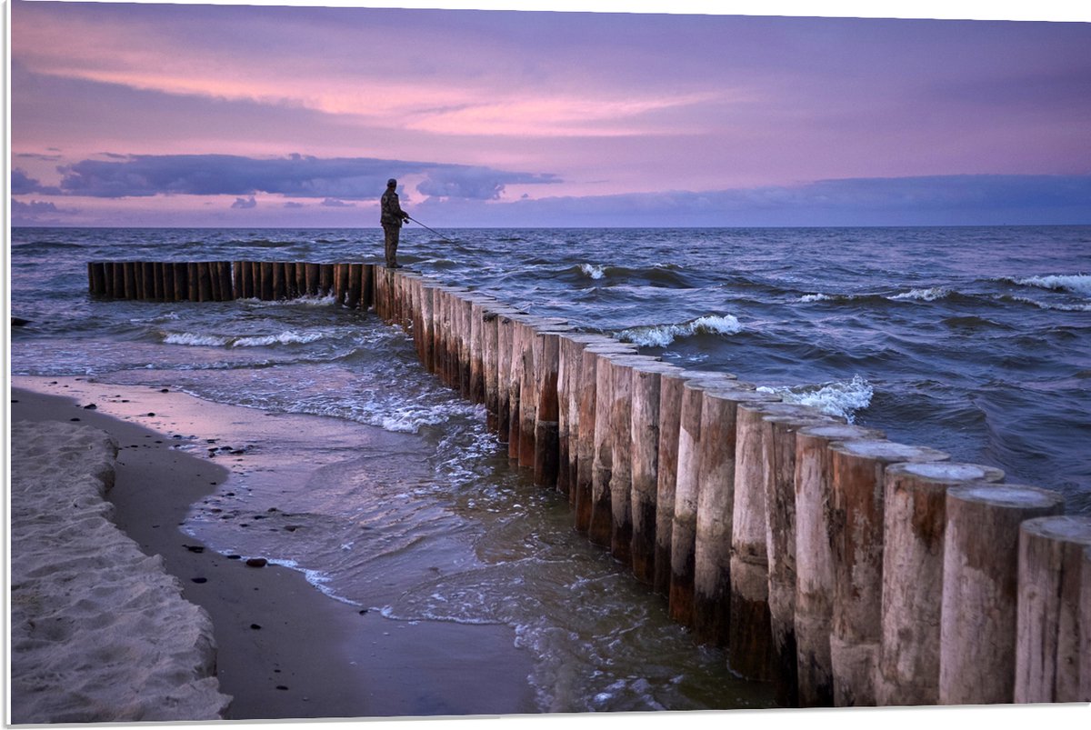 PVC Schuimplaat - Man op Palen in de Wilde Zee tijdens het Vissen - 90x60 cm Foto op PVC S