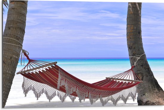 WallClassics - Dibond - Rode Ibiza Hangmat op Tropisch Strand - 75x50 cm Foto op Aluminium (Wanddecoratie van metaal)