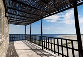Fotobehang - Vlies Behang - Terras met Uitzicht op het Strand en de Zee 3D - 208 x 146 cm