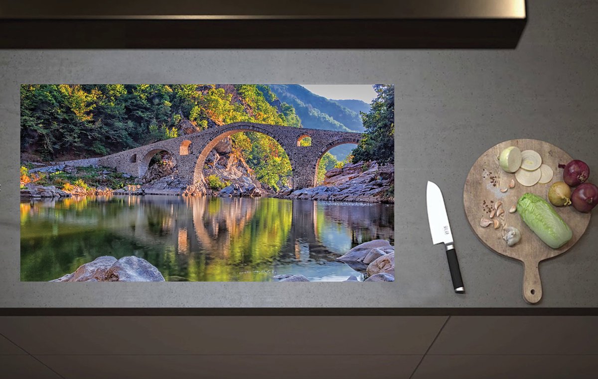 Inductieplaat Beschermer - Oude Stenen Brug boven Rivier in Groen Landschap - 90x52 cm - 2 mm Dik - Inductie Beschermer van Vinyl