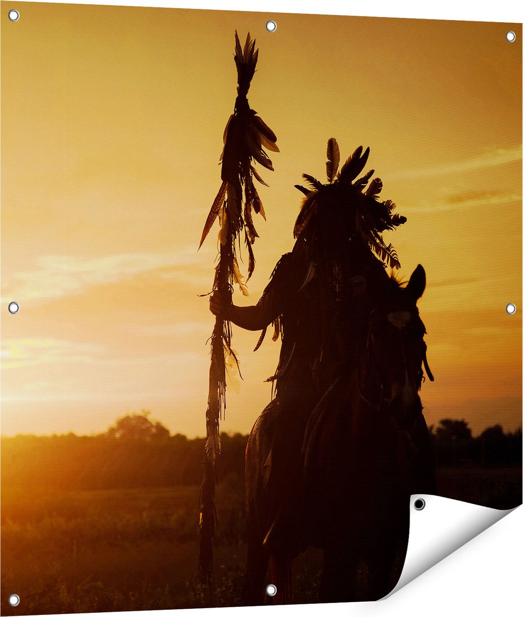 Gards Tuinposter Indiaan met een Speer bij Zonsondergang - 90x90 cm - Tuindoek - Tuindecoratie - Wanddecoratie buiten - Tuinschilderij Multikleur