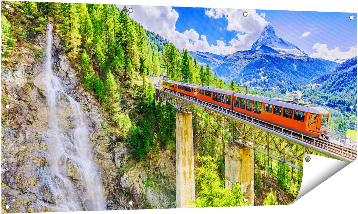 Gards Tuinposter Trein op een Brug bij een Waterval in Zwitserland - 140x70 cm - Tuindoek - Tuindecoratie - Wanddecoratie buiten - Tuinschilderij Multikleur