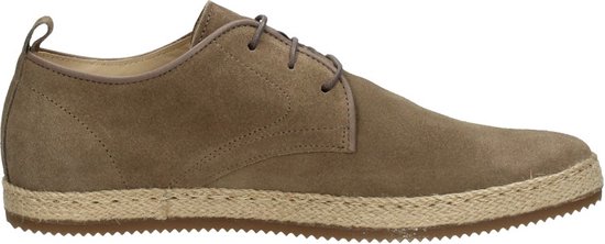 Beige suède veterschoen met touwzool en veters.