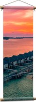 Textielposter - Vakantieresorts boven de Oceaan op de Maledieven tijdens Feloranje Zonsondergang - 30x90 cm Foto op Textiel
