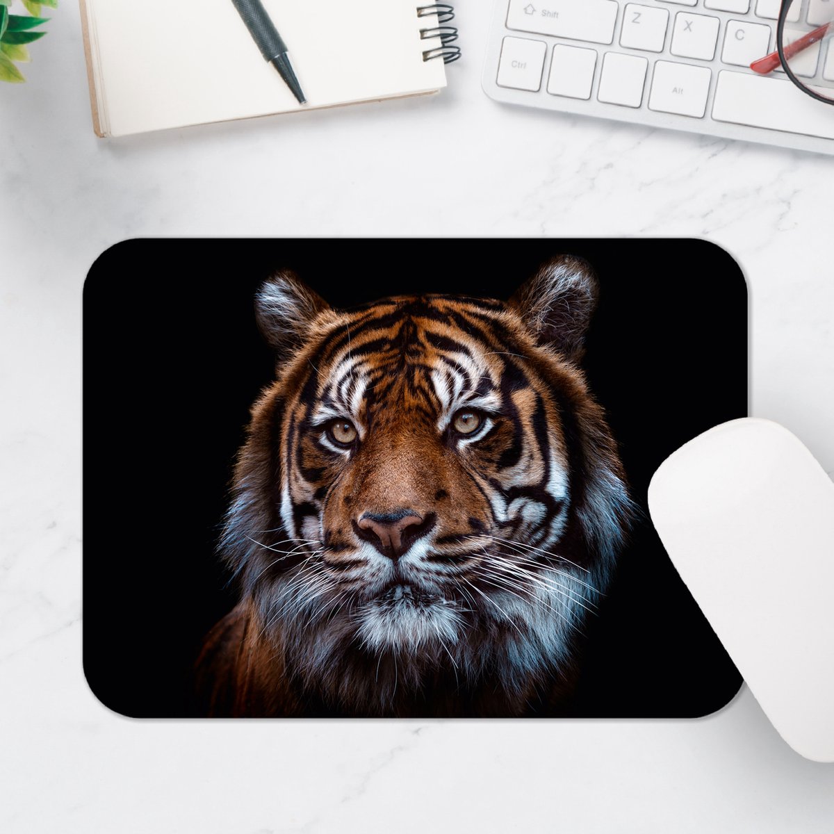Muismat - Portret van Sumatraanse Tijger tegen Zwarte Achtergrond - 25x18 cm - 2 mm Dik - Muismat van Vinyl