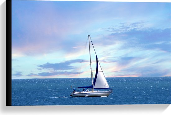 Canvas - Witte Zeilboot Varend over de Oceaan onder Bewolkte Lucht - 60x40 cm Foto op Canvas Schilderij (Wanddecoratie op Canvas)