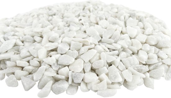 Witte sierstenen van 9-13 mm, een bergje met kleine, onregelmatig gevormde stenen op een witte achtergrond.