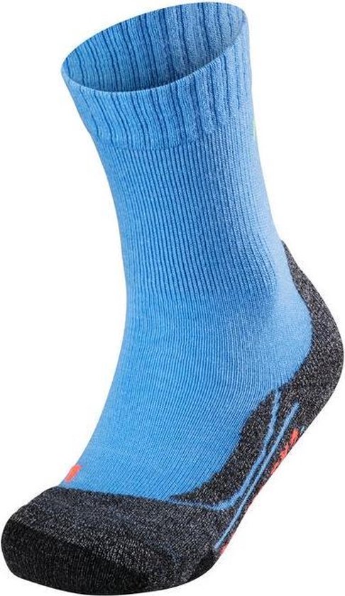 Eén lichtblauwe Falke wandelsok met grijze, zwarte en oranje accenten op de hiel en teen.