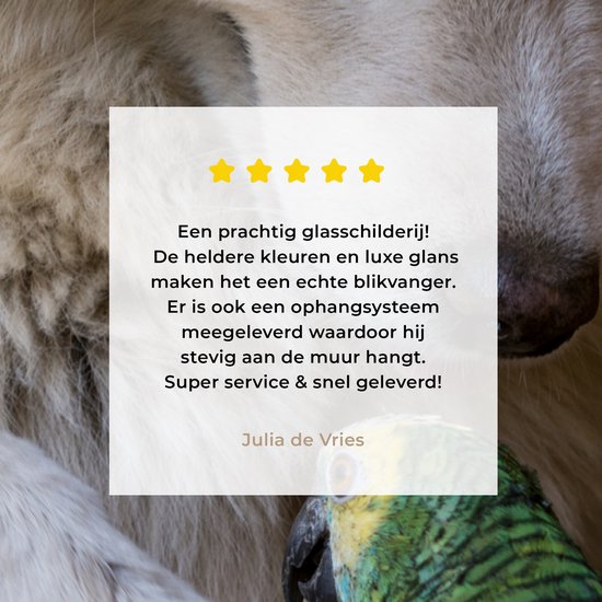 Close-up van een witte hond en een groene papegaai op een glasafbeelding met een recensie.
