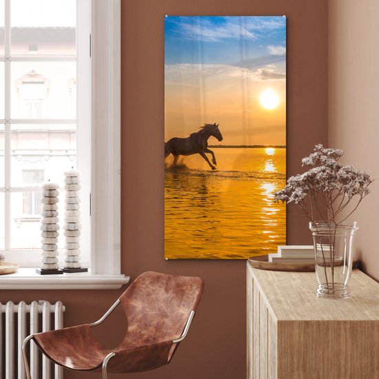 ® Glasschilderij 60x120 cm - Schilderij acrylglas - Kudde paarden galoppeert in Camargue in de zonsondergang - Foto op glas - Muurdecoratie woonkamer - Wanddecoratie slaapkamer - Schilderijen