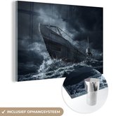 MuchoWow® Glasschilderij 120x80 cm - Schilderij acrylglas - Duikboot vaart in in een stormachtige zee - Foto op glas - Schilderijen