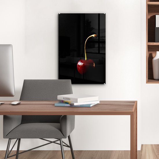 Photo sombre d'une cerise solitaire sur fond noir Plexiglas 40x60 cm - Tirage photo sur Glas (décoration murale en plexiglas)
