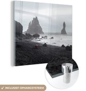 MuchoWow® Glasschilderij 90x90 cm - Schilderij acrylglas - Strand - Zee - IJsland - Foto op glas - Schilderijen