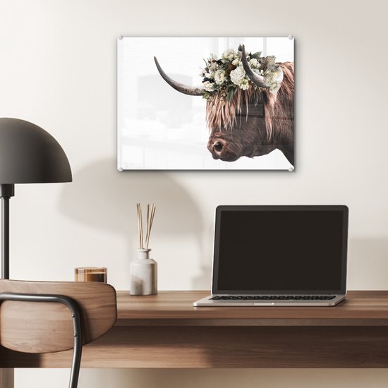 MuchoWow® Glasschilderij 40x30 cm - Schilderij acrylglas - Schotse hooglander - Rozen - Wit - Foto op glas - Schilderijen