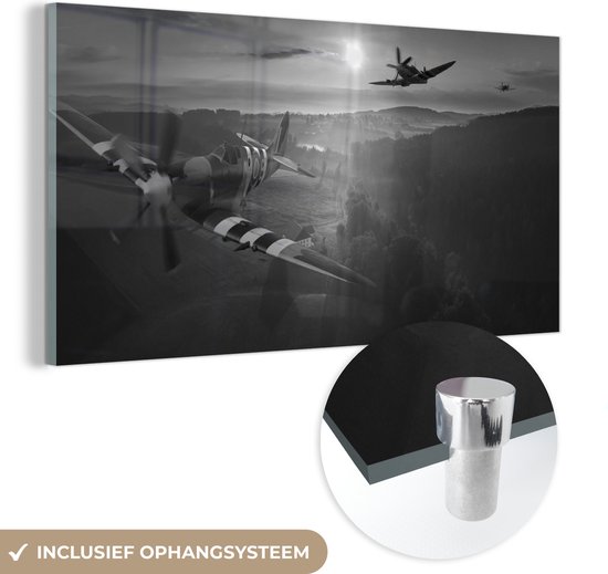 MuchoWow® Glasschilderij 80x40 cm - Schilderij acrylglas - Spitfire vliegtuigen bij zonsondergang - zwart wit - Foto op glas - Schilderijen