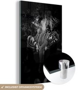 MuchoWow® Glasschilderij 40x60 cm - Schilderij acrylglas - Liggende tijger in de jungle - zwart wit - Foto op glas - Schilderijen
