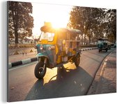 Wanddecoratie Metaal - Aluminium Schilderij Industrieel - Tuktuk tijdens zonsondergang - 90x60 cm - Dibond - Foto op aluminium - Industriële muurdecoratie - Voor de woonkamer/slaapkamer