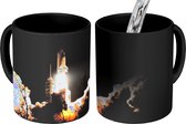 Magische Mok - Foto op Warmte Mok - Een spaceshuttle lanceert naast de maan - 350 ML