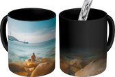 Magische Mok - Foto op Warmte Mok - Vrouw - Stenen - Strand - 350 ML
