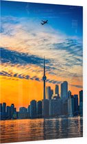 Vliegtuig passeert skyline van Toronto bij zonsongergang - Foto op Plexiglas - 60 x 80 cm