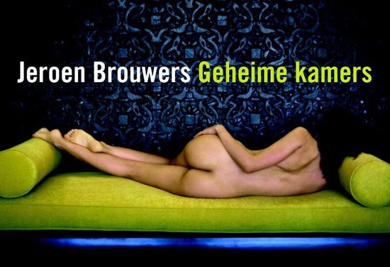 Vrouw liggend op een bank, met de tekst 'Jeroen Brouwers Geheime kamers'.