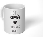 Mok - Koffiemok - Spreuken - Hotel oma always open - Quotes - Oma - Mokken - 350 ML - Beker - Koffiemokken - Theemok - Mok met tekst