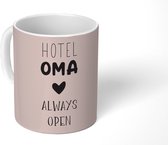 Mok - Koffiemok - Spreuken - Hotel oma always open - Quotes - Oma - Mokken - 350 ML - Beker - Koffiemokken - Theemok - Mok met tekst