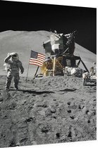 Astronaut salutes beside U.S. flag (maanlanding) - Foto op Dibond - 60 x 80 cm