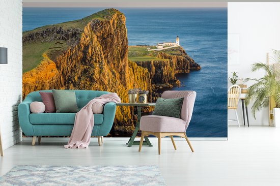 Behang - Fotobehang Vuurtoren op de rots op het eiland Skye - Breedte 450 cm x hoogte 300 cm