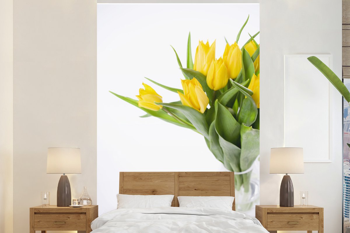 Behang - Fotobehang Gele tulpen in een vaas - Breedte 145 cm x hoogte 220 cm