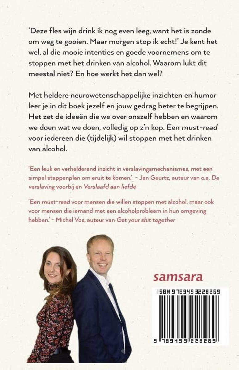 Achterkant boek met tekst over stoppen met alcohol. Twee auteurs, Paul Smit en Esther ten Hove, staan lachbekkend.