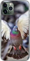 Geschikt voor iPhone 11 Pro hoesje - Close-up van een opvliegende duif - Siliconen Telefoonhoesje
