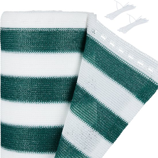 Een opgerold groen-wit gestreept windscherm met tie-wraps.