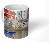 Mok - Gekleurde boten in het water bij Cinque Terre - 350 ML - Beker