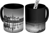Magische Mok - Foto op Warmte Mok - Panorama van de Duitse stad Dresden - zwart wit - 350 ML