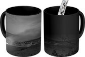 Magische Mok - Foto op Warmte Mok - Actieve vulkaan tijdens de schemering bij Hawaii Volcanoes National Park - zwart wit - 350 ML