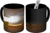 Magische Mok - Foto op Warmte Mok - Donkere regenwolken boven een molen van Kinderdijk - 350 ML