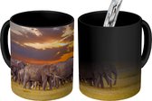 Magische Mok - Foto op Warmte Mokken - Koffiemok - Kudde olifanten bij een meer - Magic Mok - Beker - 350 ML - Theemok