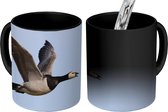 Magische Mok - Foto op Warmte Mok - Een gans in vogeltrek door Nederland - 350 ML