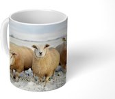 Mok - Koffiemok - Groep nieuwsgierige schapen - Mokken - 350 ML - Beker - Koffiemokken - Theemok