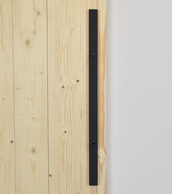 Houten deur met zwarte, platte greep van 800x40mm.