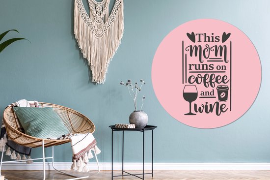 Citation de la fête des mères Cette maman court au café et au vin sur fond rose Assiette en plastique de cercle mural - ⌀ 150 cm - peinture ronde - impression photo sur cercle mural en plastique (forex) / cercle vivant / (décoration murale)