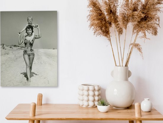 Tableau sur toile Portrait Vintage d'une mère et d'un fils en vacances en noir et blanc - 30x40 cm - Décoration murale